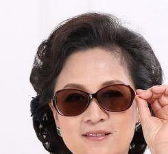 这才是中老年女人该有的打扮：衣服不选艳色、少戴金饰更显年轻(图19)