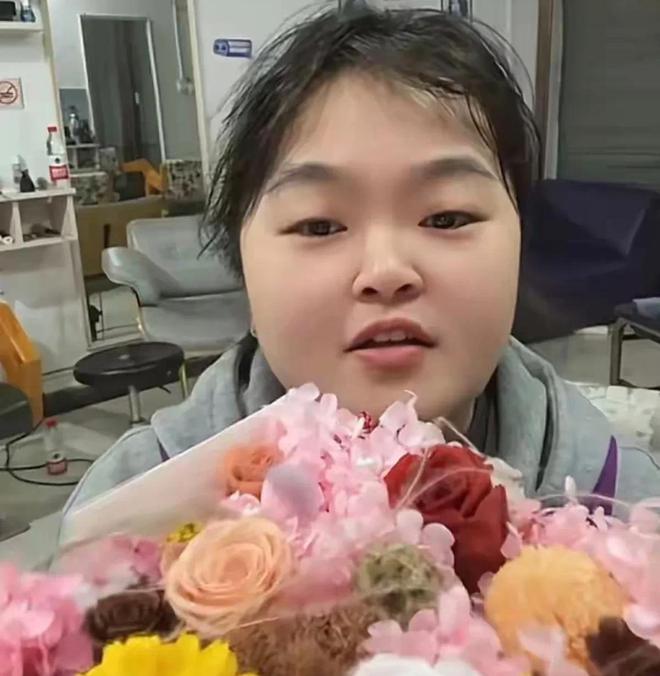 晓华回应向佐来理发提前送出小礼物：感谢流量下滑还来关照我！(图2)