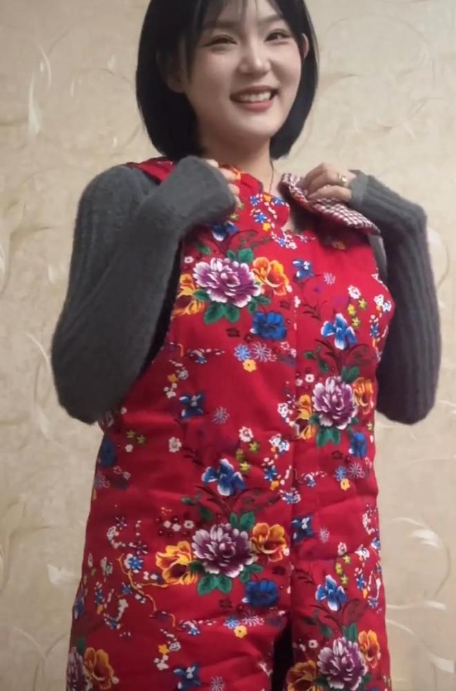 有一种冷叫奶奶觉得你冷！奶奶给90后孙女做开档棉裤保暖又方便(图2)