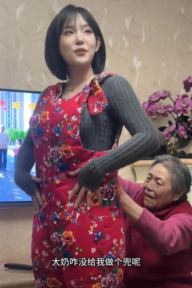 有一种冷叫奶奶觉得你冷！奶奶给90后孙女做开档棉裤保暖又方便(图3)