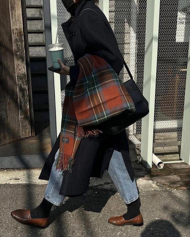 赫本的黑色大衣很美(图8)